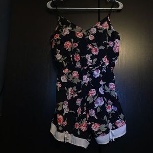 Floral lightweight romper w/ low back